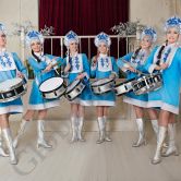 оркестр барабанщиц  Русские народные костюмы 