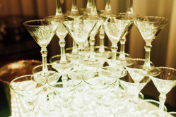 Пирамида из бокалов шампанского