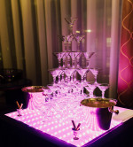 Пирамида из бокалов шампанского