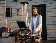 Ди Джей с аппаратурой 