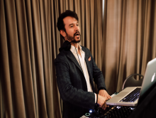 Ди Джей с аппаратурой 