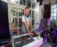 Ди Джей с аппаратурой 