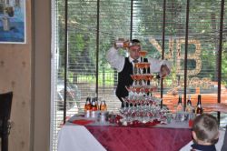 Пирамида из бокалов шампанского